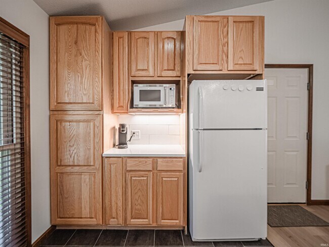 Building Photo - 6166 River Bluff Dr