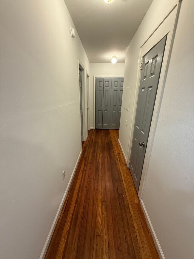 Building Photo - 4 Bed 2 Bath House with Bonus Room and Fen...