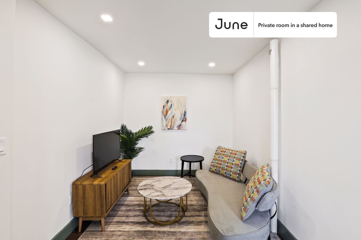 Building Photo - Private bedroom in 2 bed/1 bath Home