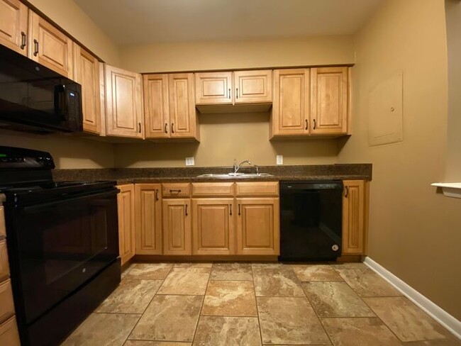 Building Photo - Large 2 Bed 2.5 Bath Apt in Green Hills - ...