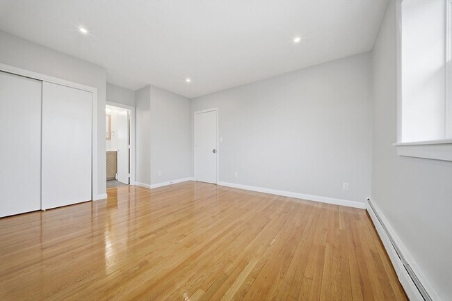 Building Photo - 11 Schubert St