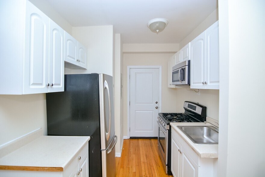Building Photo - 906 W Addison St