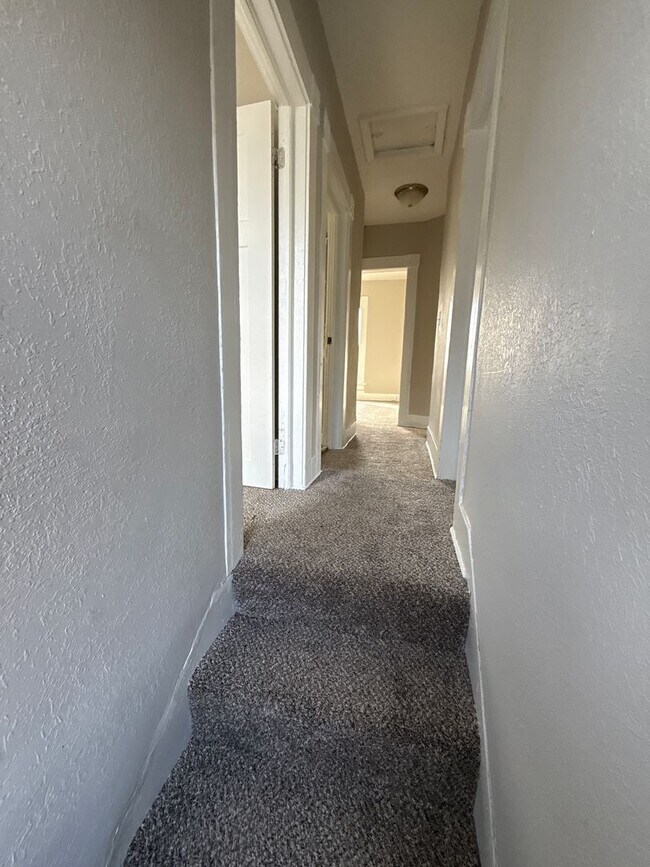 Building Photo - 3 bedroom/2 bath house