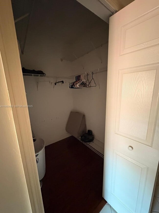 Building Photo - 3279 NE 11th Dr