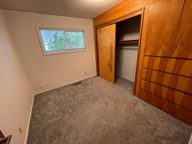 Building Photo - Large 3 bed 2 bath house
