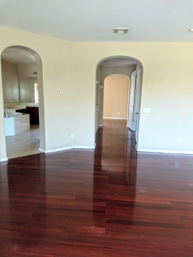Building Photo - HUGE 5 bedroom, 3 bathroom in Glendale