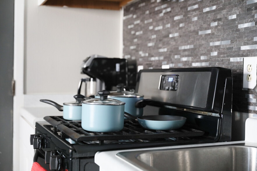 Gas stove with large burners - 8612 Echo St