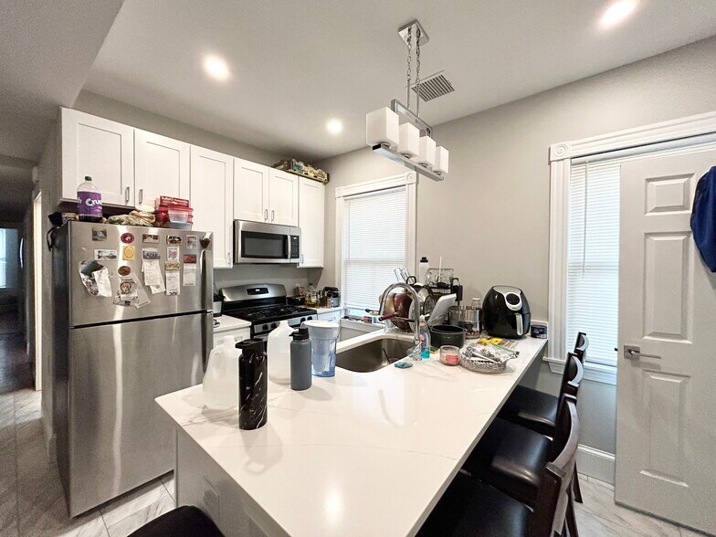 Building Photo - 267 E Cottage St