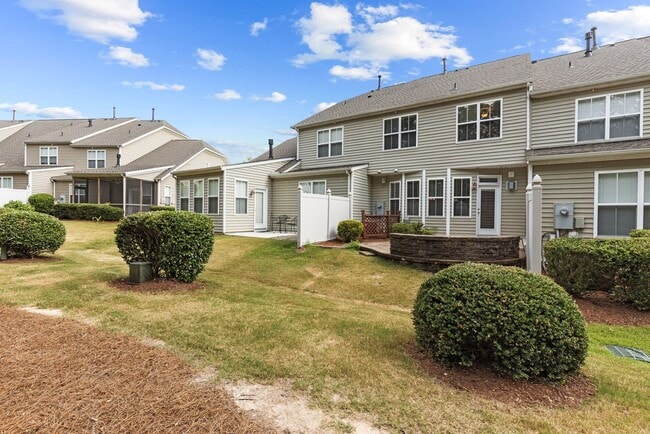 Building Photo - Gorgeous 3 Bedroom Townhome w/ Premium Finishes & Amenities - Pet Friendly!