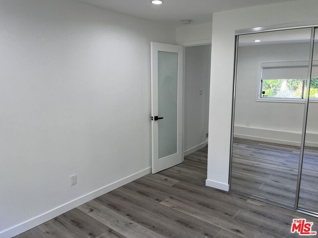 Building Photo - 5901 1/2 Encino Ave