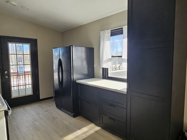 New Kitchen, Huge Fridge - 10100 Oakland Rd