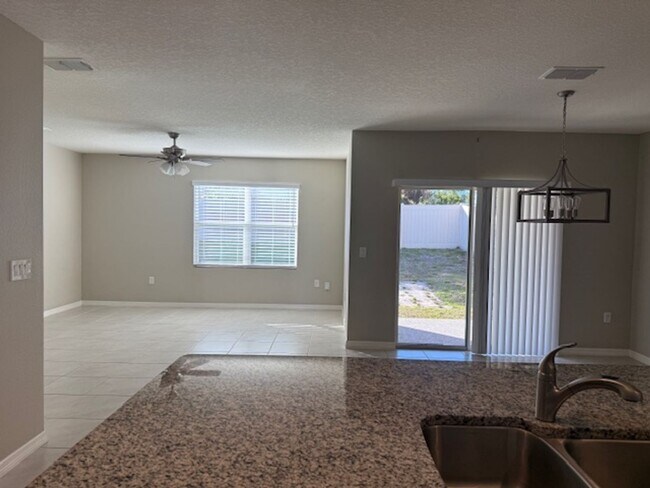 Building Photo - Grab this 4 bedroom home today!