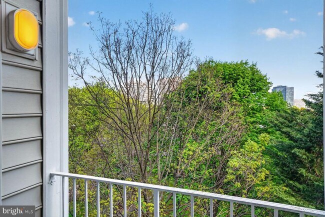 Building Photo - 1645 International Dr