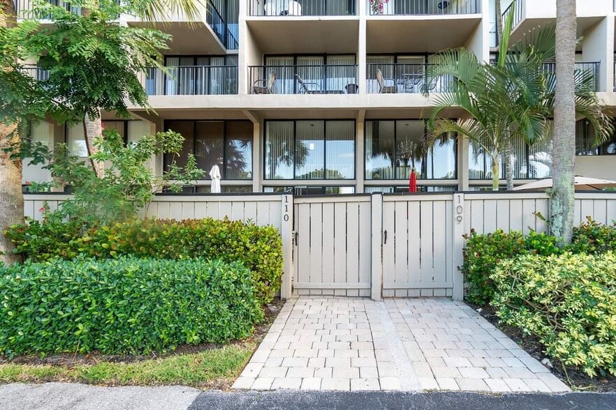 Building Photo - 1830 Embassy Dr