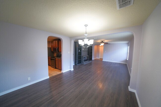 Building Photo - Great 4 Bedroom, 2.5 Bathroom Home Now Ava...