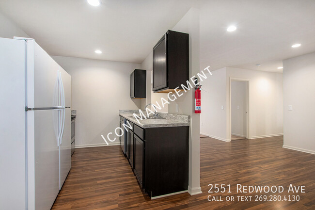Building Photo - 2551 Redwood Ave