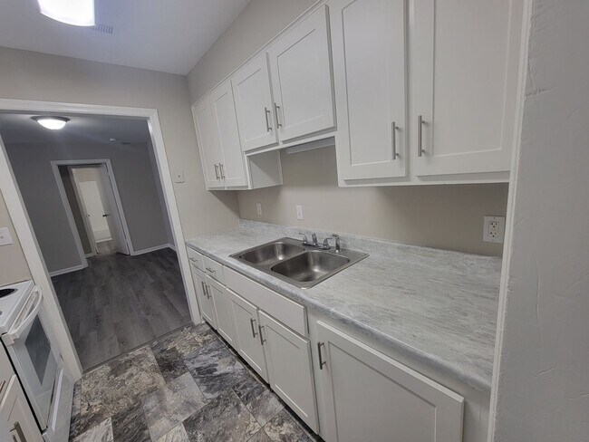 Building Photo - 1546 Hamilton Dr