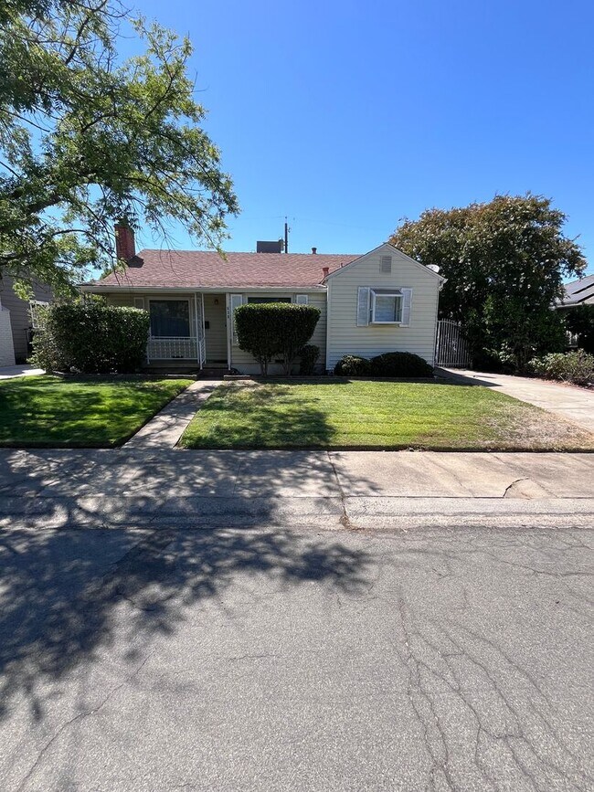 Primary Photo - CUTE 2 BEDROOM HOME IN EAST SAC!!