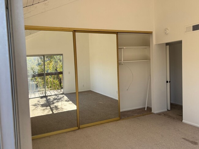 Building Photo - Gorgeous condo with Amazing Views!