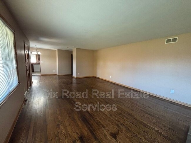 Building Photo - 110 N Heinkel Rd