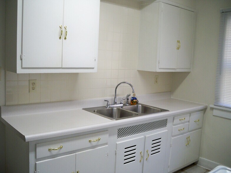 Building Photo - 331 W Cedar St