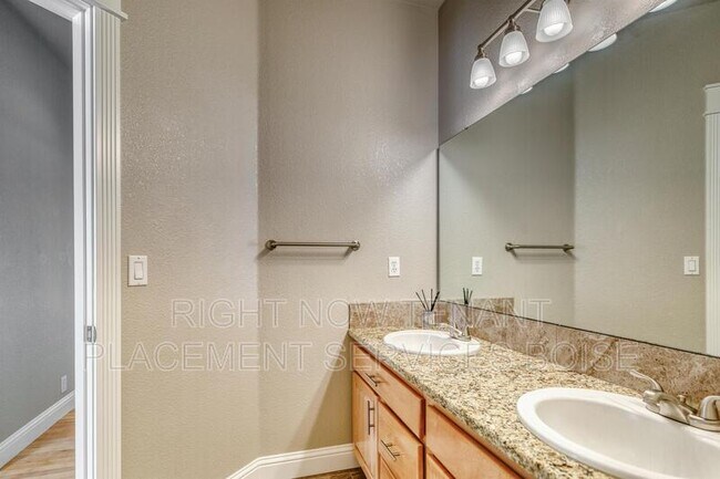 Building Photo - 1646 N Chaucer Way