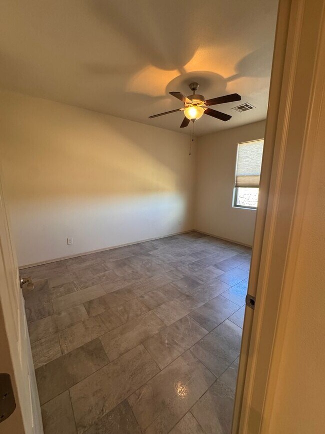 Building Photo - $500 off first months rent, Gorgeous Townh...