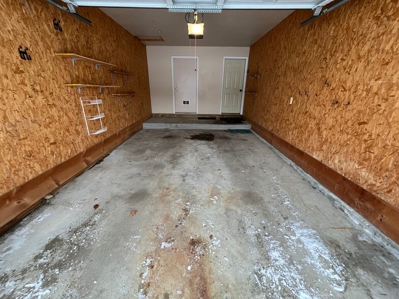 Building Photo - 633 Airway Dr