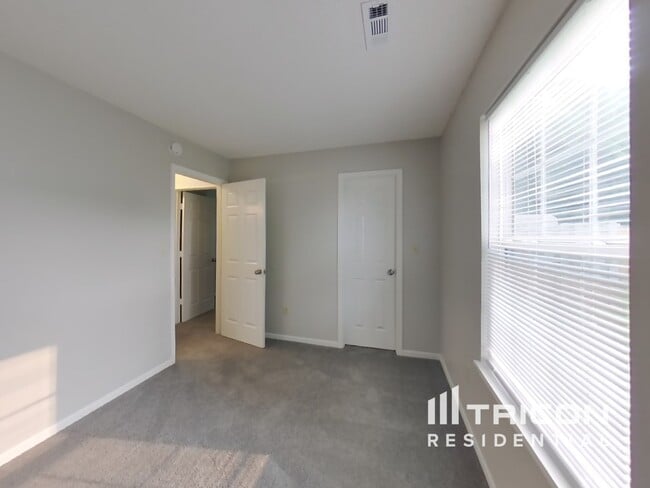 Building Photo - 1322 Thomas Dr