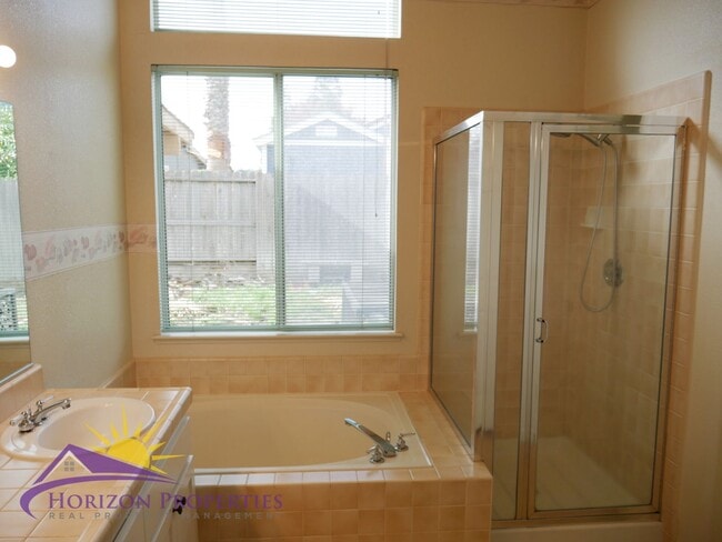 Building Photo - 9472 Clementine Way