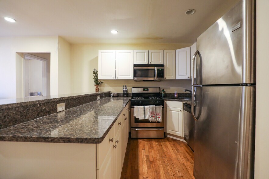 Building Photo - 328 Saint Paul St