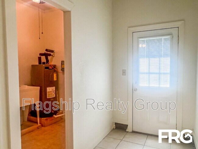 Building Photo - 466 Circle Dr