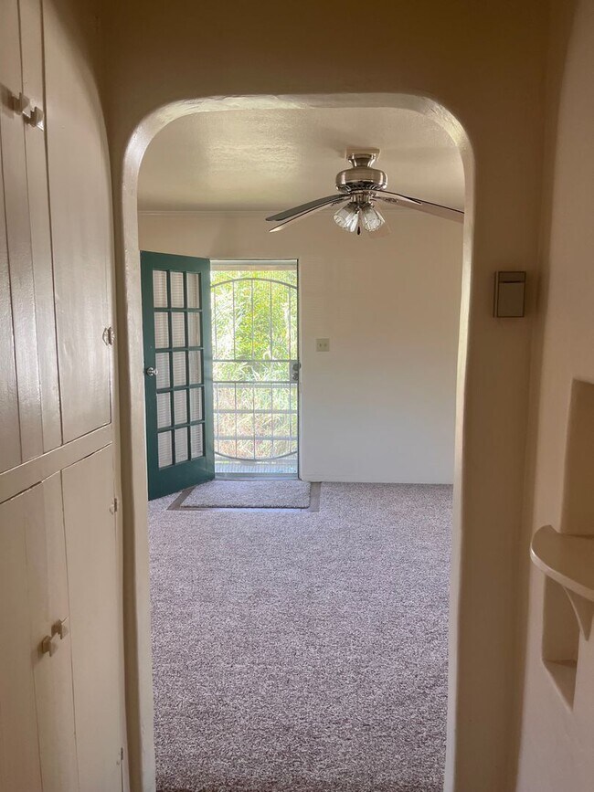 Building Photo - AVAILABLE NOW!! Delightful 1 bedroom, 1 ba...