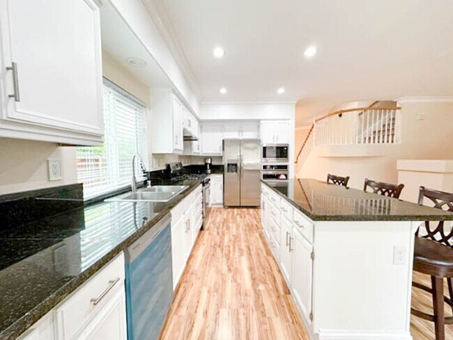 Building Photo - **STUNNING** 8 BEDROOM SOLAR HOME IN GATED...