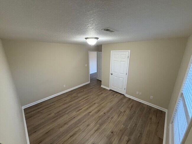 Building Photo - Halls Single Family Home in Cul-de-sac!