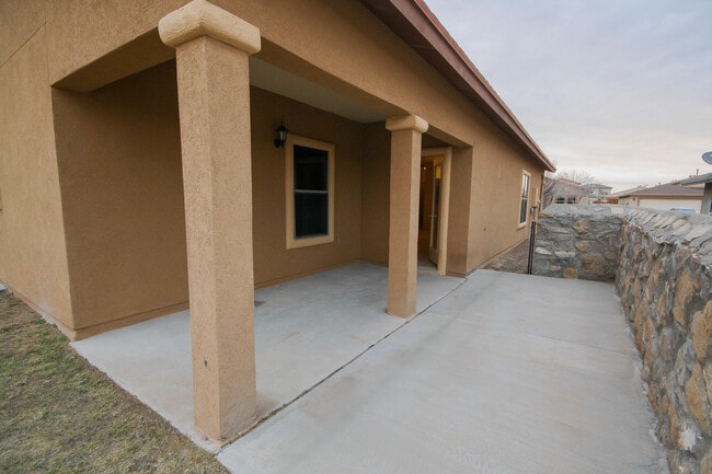 Building Photo - 5806 Redstone Rim Dr