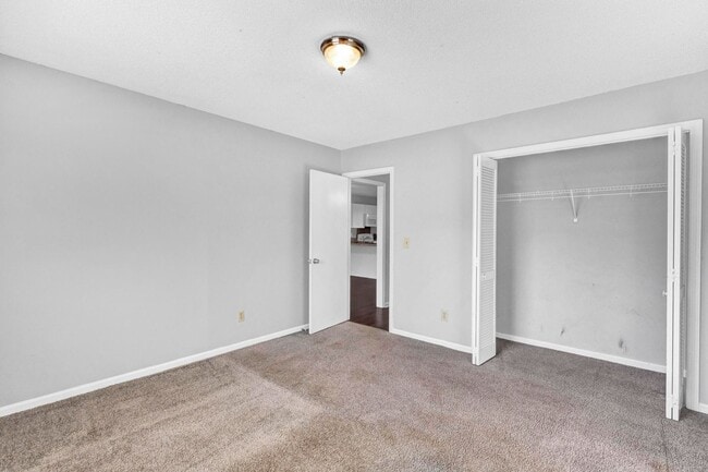 Building Photo - Second Floor Apartment Available in Wilmington!