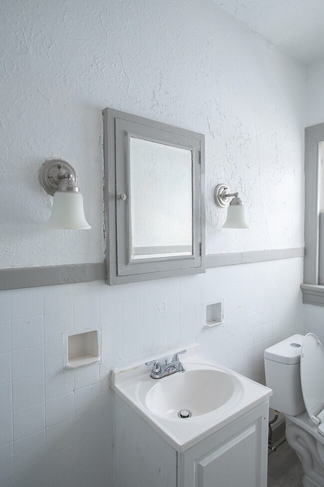 Building Photo - 501-503 W Norman