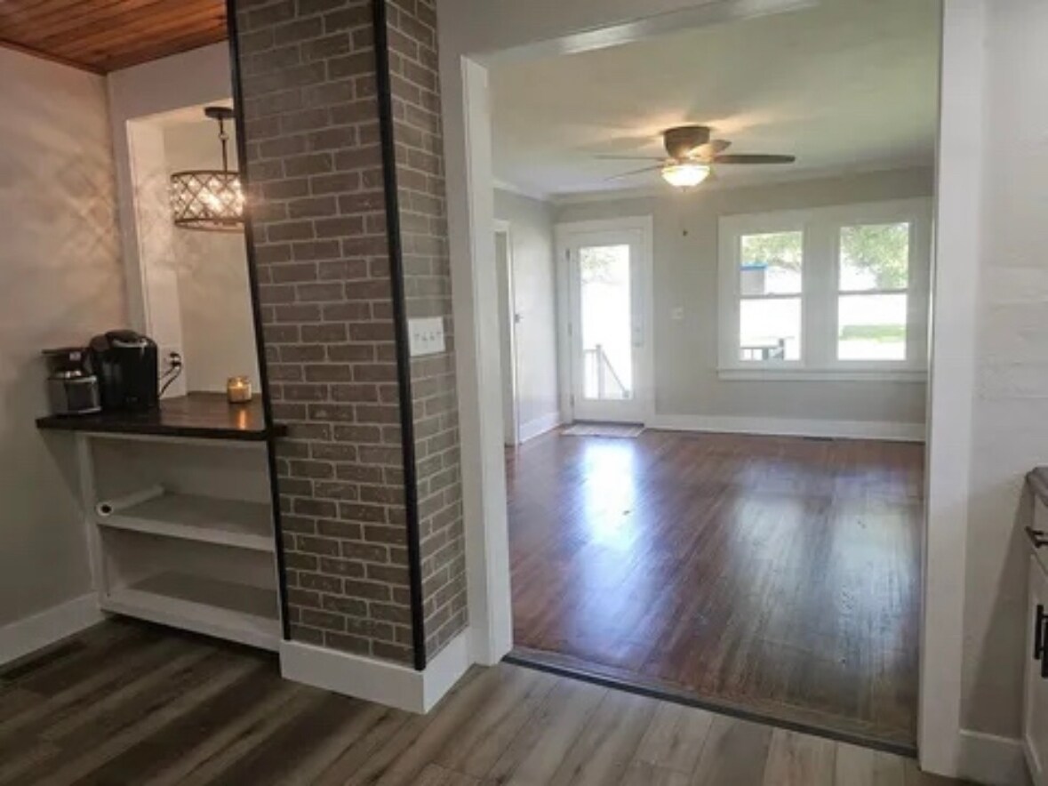 Building Photo - 719 S Market St