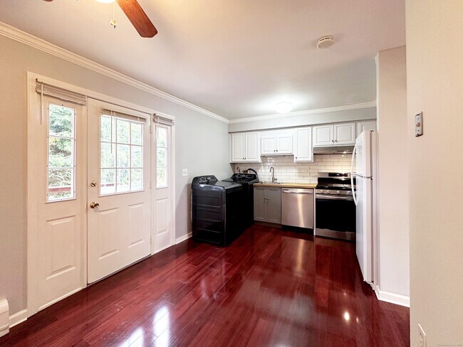 Building Photo - 245 Sunnyridge Ave