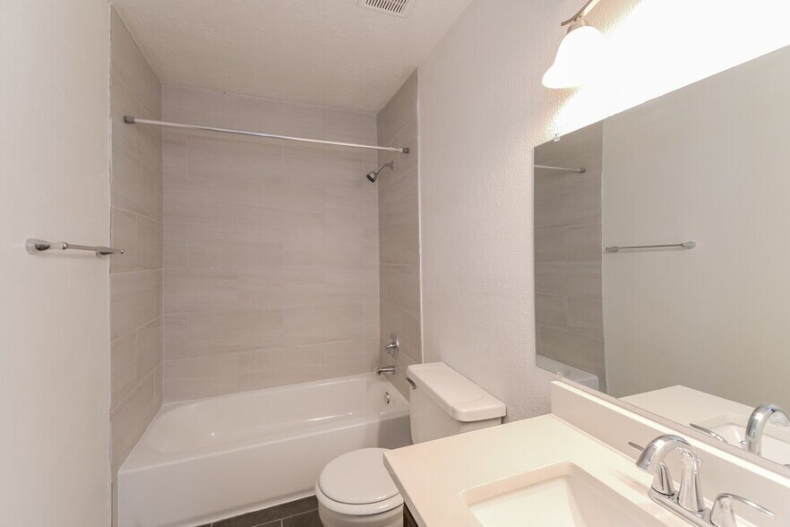 Building Photo - 701 Tanglewood Dr