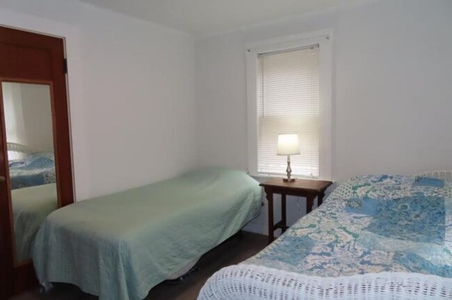 Building Photo - **Winter Rental** Fully Furnished, Beautif...