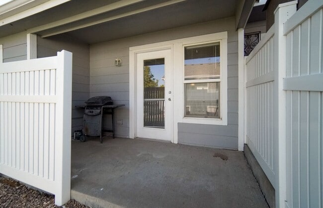 Building Photo - Great two bedroom, one bath near airport. AVAILABLE BEGINNING 6/17/26