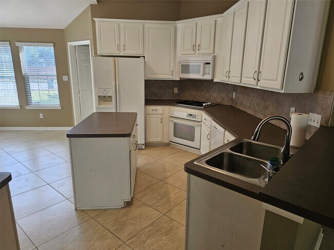 Building Photo - 27182 Kings Manor Dr S