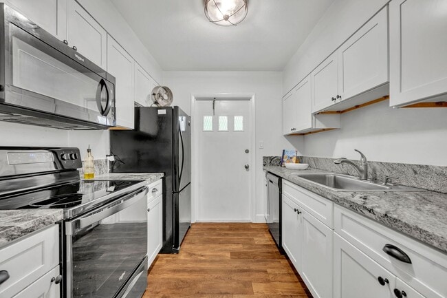 Building Photo - Lakefront Community
