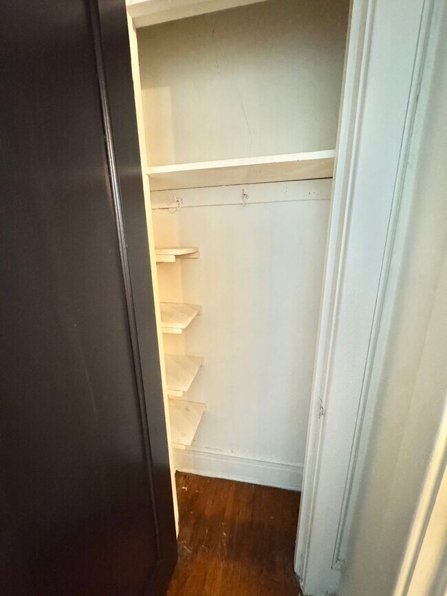 Building Photo - Studio Apartment in Uptown Charlotte!