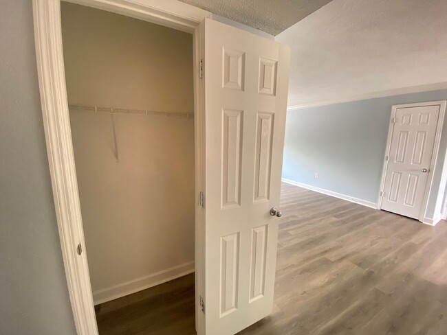 Building Photo - Spacious 3 bedroom, 2 bathroom Condo Locat...