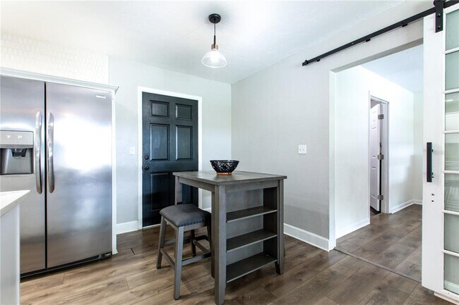 Building Photo - 821 Parkwood Pl