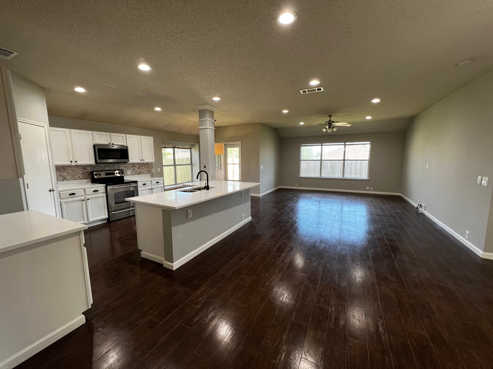 Building Photo - 1510 Shady Shores Dr