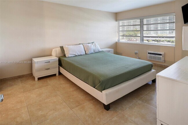 Building Photo - 220 Kings Point Dr